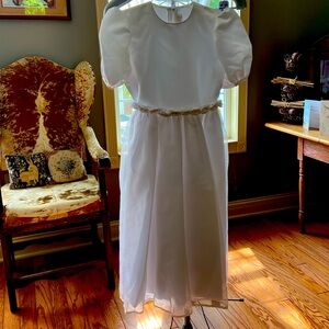 Size 10 according to size chart. White Communion or Bridesmaid Dress.